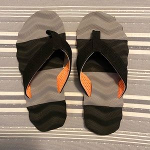 Boys textured flip flops